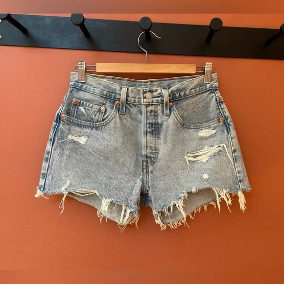 Levi’s 501 Distressed Denim Women Shorts - Picture 1 of 2